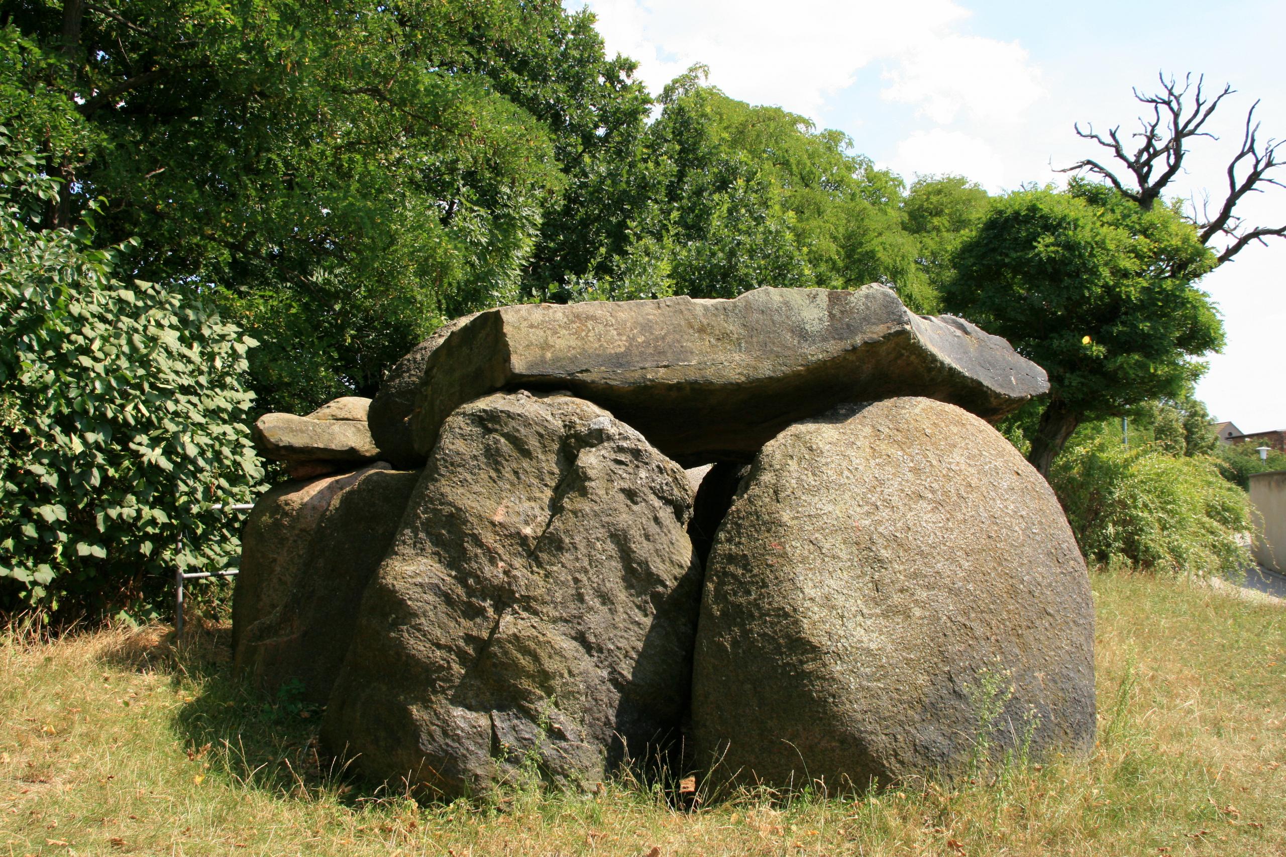 Blick auf das Wulfener Großsteingrab ©Annett Freudenreich seitlicher Blick auf das Wulfener Großsteingrab