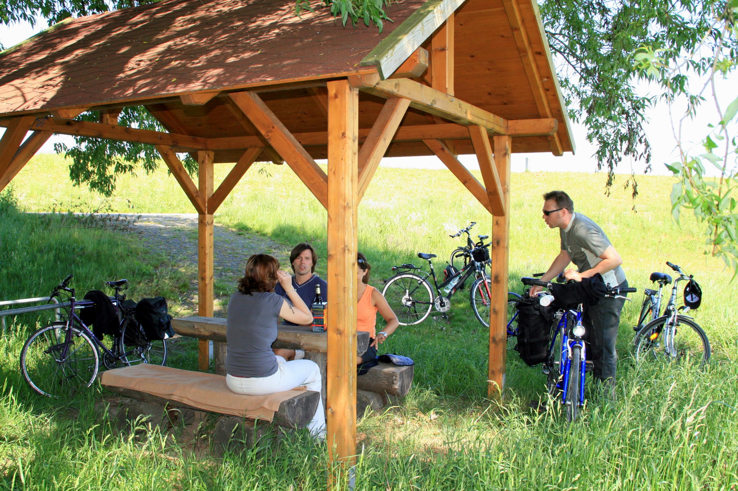 Rastplatz am Mulderadweg ©Annett Freudenreich Blick auf einen Rastplatz am Mulderadweg