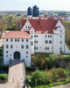 Teil eines weißen Schlosses mit Torbogen