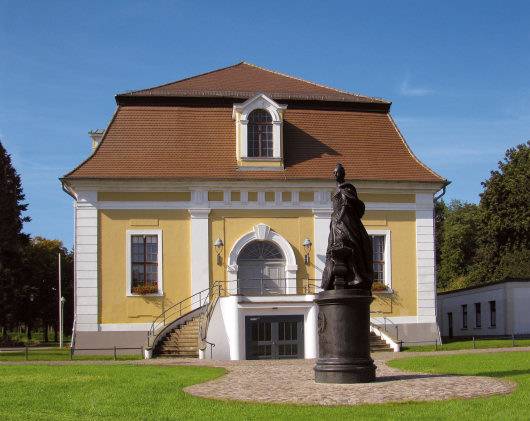 Katharinadenkmal und Stadthalle