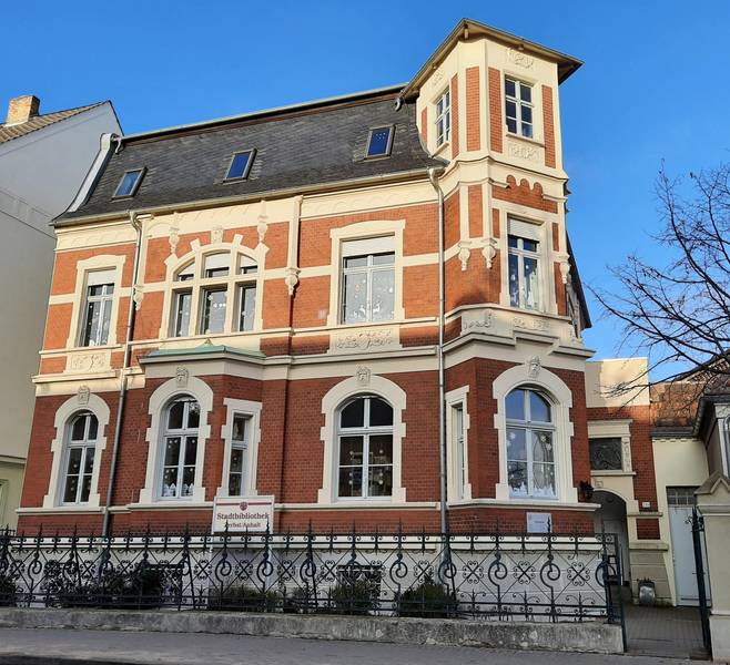 Zu sehen ist eine repräsentative Villa aus rotem Backstein mit hellen Stuckelementen. &copy; Stadtbibliothek Zerbst