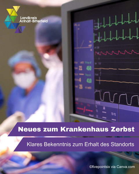 man sieht einen Monitor mit Vitalwerten, wie man ihn in einem Krankenhaus findet. Im Hintergrund erkennt man unscharf zwei Ärzte an einem OP-Tisch. © fivepointsix via Canva.com