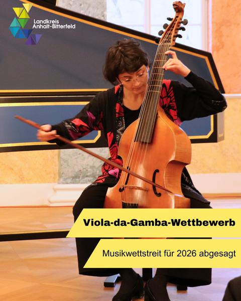 Eine dunkelhaarige Frau sitzt auf einem Hocker, vor sich ein großes Streichinstrument, ins Spiel versunken. © Landkreis Anhalt-Bitterfeld