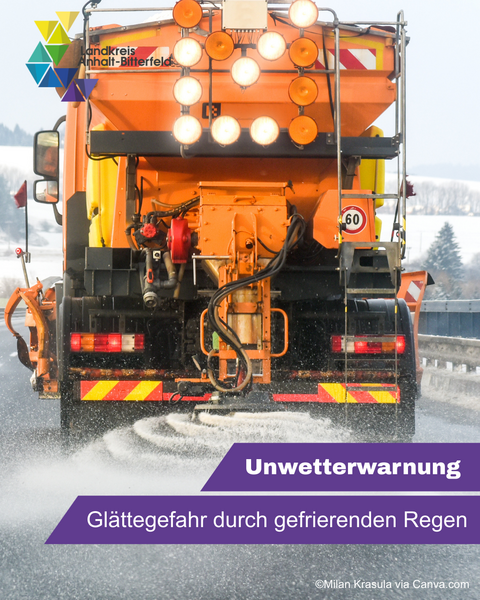 Ein Streufahrzeug fährt über eine verschneite Straße und streut Salz &copy; Landkreis Anhalt-Bitterfeld via Canva.com