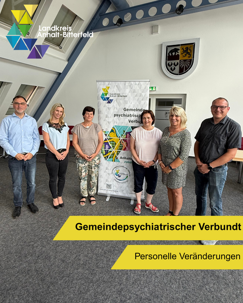 Eine Gruppe Menschen steht im Halbkreis und lächelt in die Kamera. &copy; Landkreis Anhalt-Bitterfeld