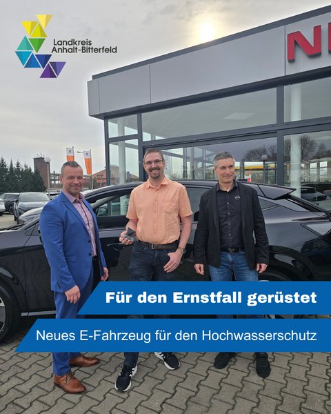 Landrat Andy Grabner nimmt die Schlüssel für das Fahrzeug entgegen &copy; LK ABI