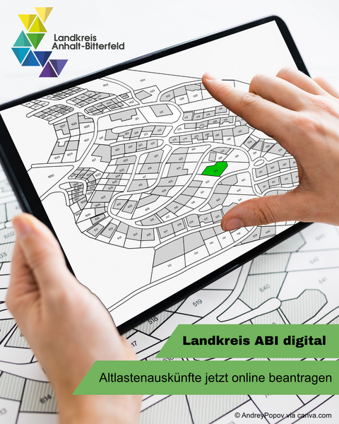zwei Hände halten ein Tablet, darauf sieht man eine Art Landkarte mit nummerierten Grundstücken &copy; Landkreis Anhalt-Bitterfeld