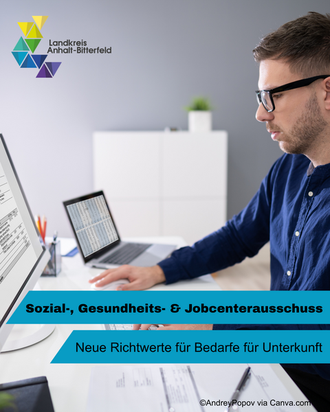 Ein Man sitzt am PC und arbeitet &copy; Landkreis Anhalt-Bitterfeld via Canva.com