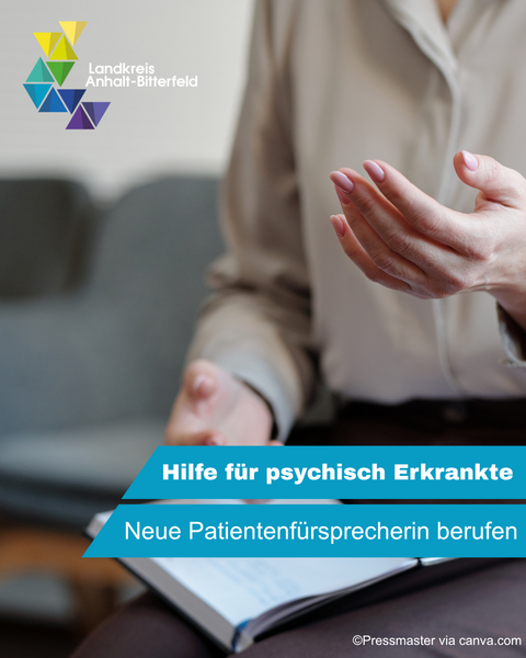 man sieht die Hände einer Frau, in einer hält sie ein Notizbuch, die andere schwebt erklärend in der Luft &copy; Landkreis Anhalt-Bitterfeld via Canva.com