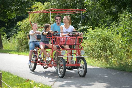 Familienspaß beim Tretmobil fahren © Heiko Rebsch