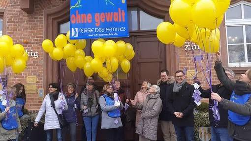 25 gelbe Luftballons gegen Gewalt an Frauen © Marco Groebe