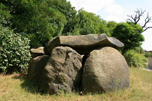 seitlicher Blick auf das Wulfener Großsteingrab © Annett Freudenreich