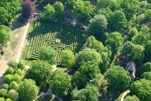 Blick von oben auf das Labyrinth im Gutspark © Förderverein Irrgarten Altjeßnitz e.V.
