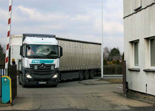Das erste von zwei Fahrzeugen der TMG Spedition aus Bitterfeld trifft in Pszczyna ein © Landkreis Anhalt-Bitterfeld