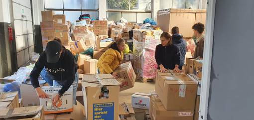 Ukrainehilfe - Ehrenamtliche aus Pszczyna sortieren die Hilfsgüter © Landkreis Anhalt-Bitterfeld