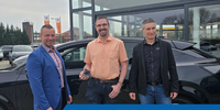 Schlüsselübergabe für das neue E-Auto © LK ABI Landrat Andy Grabner nimmt die Schlüssel für das Fahrzeug entgegen