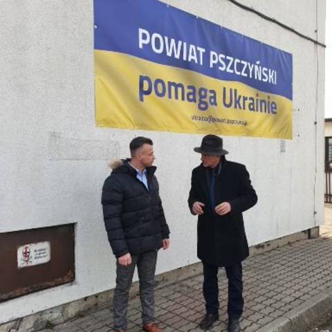 Ukrainehilfe - Landrat Andy Grabner und Vorstandsmitglied Grzegorz Nogly vor dem "Magazin" Pszczyna