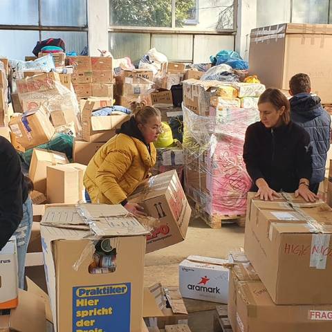Ukrainehilfe - Ehrenamtliche aus Pszczyna sortieren die Hilfsgüter